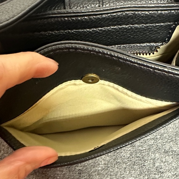 Elegant Black Crossbody Bag with Gold Details - Picture 6 of 9